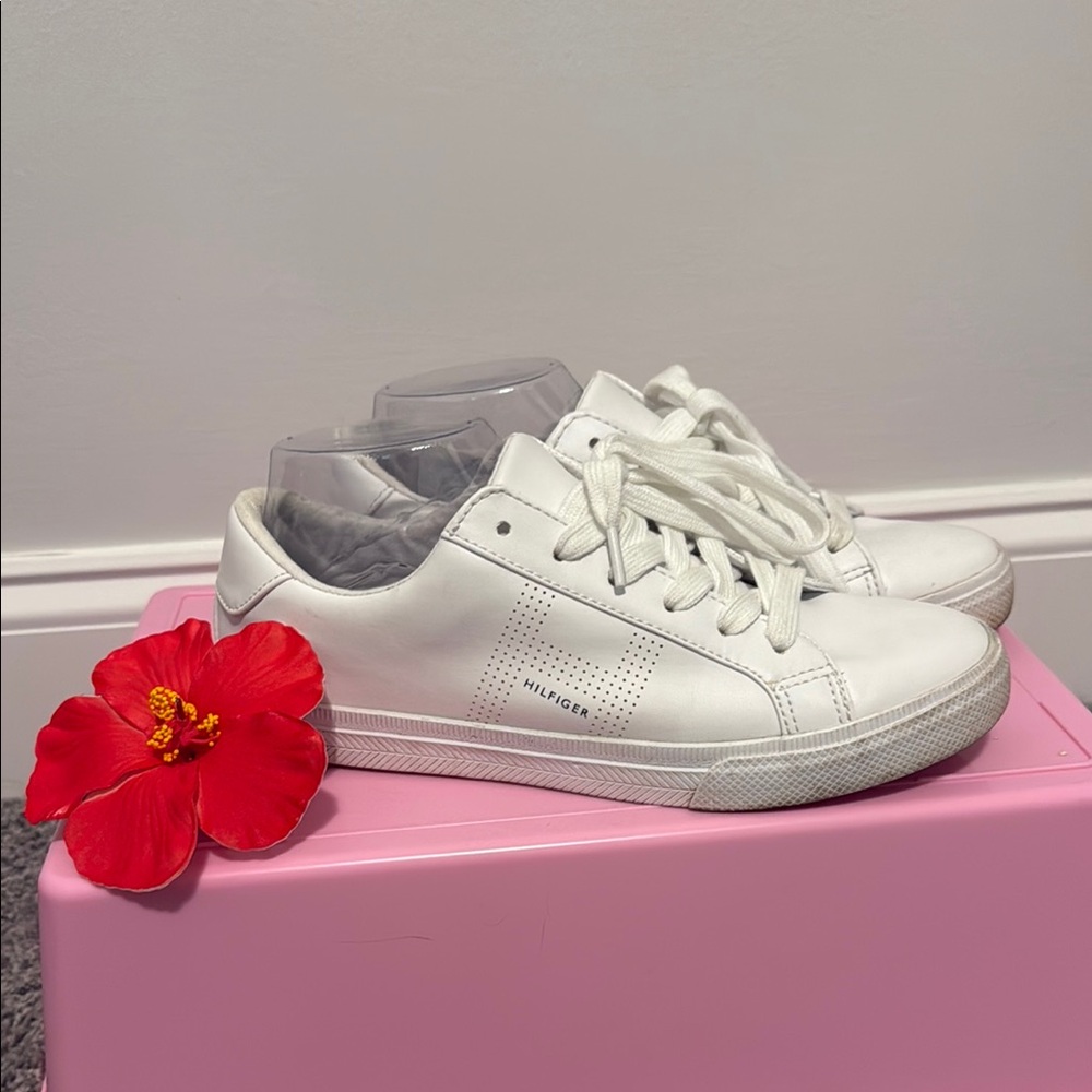 Tommy Hilfiger Twaydea-R White Low-Top Sneakers size 8.5 🌸🌸🌸